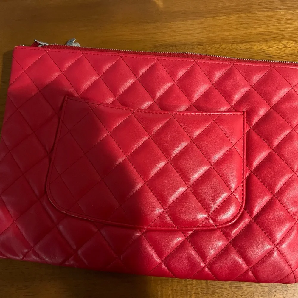 Chanel lambskin clutch with charms - Picture 4 of 7